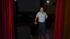 Ernesto Romero, posando orgulloso en la sala de cine de Leiro.