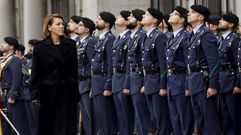 Imagen de archivo con la ministra de Defensa pasando revista