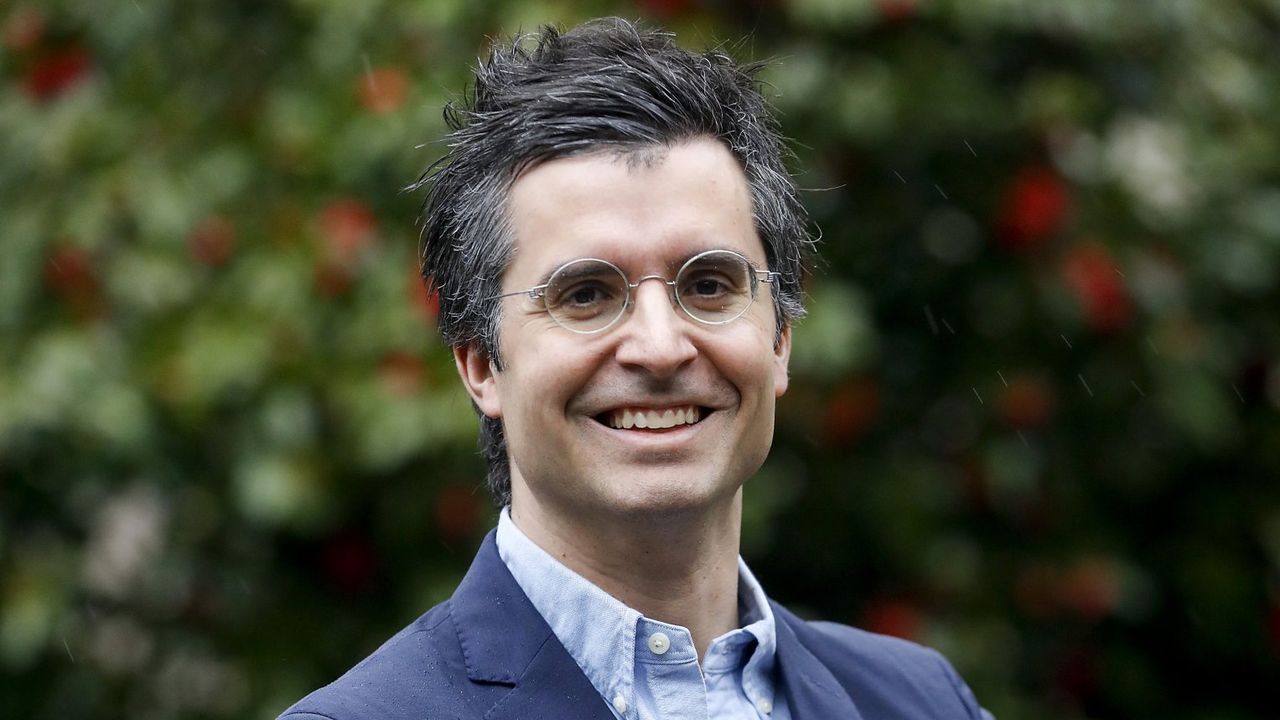 Borja Verea defiende en el Parlamento que el turismo «non é un inimigo de Santiago»