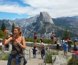 A pesar de los casos de peste hay turistas en Yosemite. 