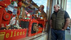 El escaparate de Brico Pesta�as recrea el centro log�stico de la f�brica de Papa Noel.