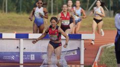 Elisa Cerezo por delante en la prueba de 3.000 obst�culos, en la que termin� segunda