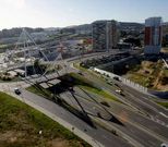 Vista a�rea de la avenida de la Universidad con las torres de Someso al fondo.