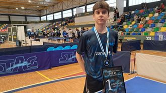 Mateo Lois, con la medalla y el diploma que lo acreditan como campe&oacute;n gallego sub-23 de tenis de mesa