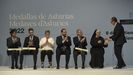 El presidente del Principado de Asturias, Adrin Barbn, posa con los premiados con las Medallas de Asturias en el acto institucional de conmemoracin del Da de Asturias