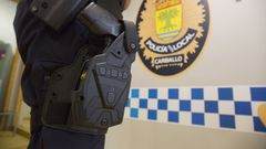 Un agente de la Polic�a Local en las dependencias policiales de Carballo.