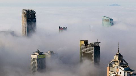 Los edificios de Qingdao asoman entre las nubes.