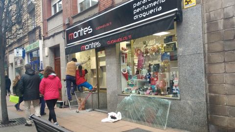 Cambio de la luna del escaparate del establecimiento asaltado en La Calzada