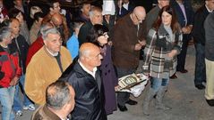 O exalcalde Antonio Castro, no centro da imaxe (con gafas), durante unha procesi�n polas r�as de Laxe no ano 2014