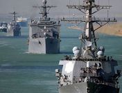 Tres destructores de EE.UU. pasando por el canal de Suez, en una imagen de archivo.