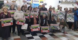 Responsables del Concello, C�ritas y Laracha en d�as rodas, en la presentaci�n de la carrera ben�fica. 