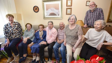 Mar�a del Carmen Ad�n, sentada en su casa con el alcalde, Miguel Anxo Fern�ndez Lores, a la derecha, y su hija, Conchi Garc�a, a la izquierda, y acompa�ada de familiares y amigos 
