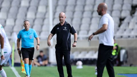 El t�cnico del Omonia, Henning Berg, durante el partido ante el Celta, con Claudio Gir�ldez.