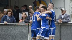 Mc celebrando el gol con el resto de juadores de su equipo 