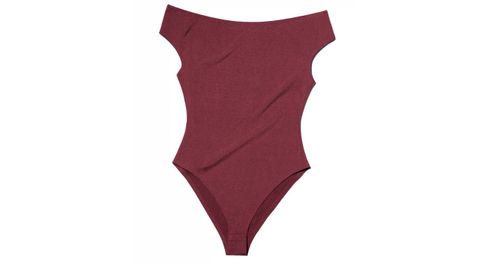 Cindy Crawford x Zara. Set de bodi y shorts. Inspirado en uno de sus looks más icónicos de los 90, este set incluye un body burdeos entallado con escote redondo y unos shorts denim de lavado medio.