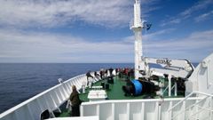 Unos pasajeros en la cubierta del barco.