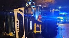 Vuelco de un cami�n en el pol�gono de Silvota, en Llanera
