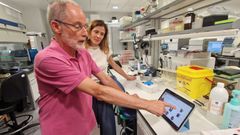 El investigador del Serida Alberto Espi y la subdirectora de Salud P�blica de la Consejer�a de Salud, Mar�a Rodr�guez Velasco