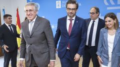 El delegado del Gobierno, Pedro Blanco; el coordinador europeo del corredor atl�ntico, Fran�ois Bausch; el conselleiro de Presidencia, Diego Calvo; el comisionado del Gobierno para el corredor atl�ntico, Jos� Antonio Sebasti�n y la directora xeral de Mobilidade, Judit Fontenla, este lunes, en Santiago.
