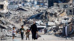 Una familia palestina camina entre las ruinas en la ciudad de Gaza.