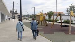 La plaza cuenta con un parque infantil y numerosos bancos, que se quedan vac�os en los d�as de sol y calor.