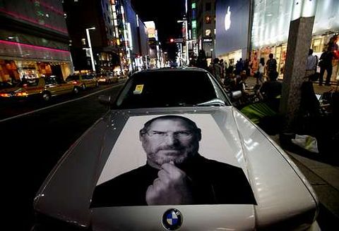 Una foto de Steve Jobs sobre el cap de un coche aparcado en un barrio de Tokio el mes pasado.<span lang= es-es > </span><span lang= es-es >Toru Hanai </span><span lang= es-es >reuters</span>