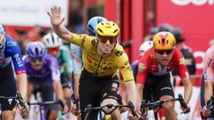 Matthew Brennan (centro), celebrando su quinta victoria en la presente edici�n de la Vuelta.