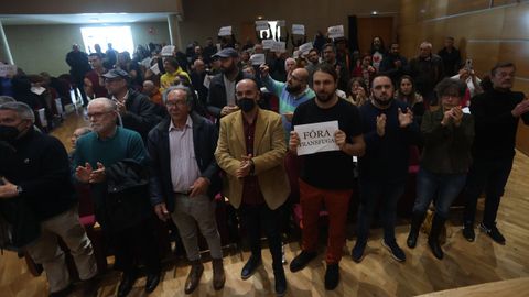 Momento de la ovacin que recibi el gobierno saliente tras la mocin de censura en Sada