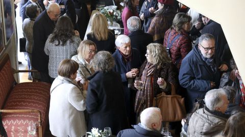 Invitados degustando el arroz con leche en el teatro Jofre.