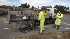 Personal de mantenimiento de la carretera N-120 recogen la bicicleta en la que iba el ciclista herido