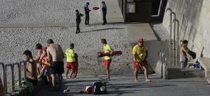 La Polic�a Local y los equipos de Salvamento vigilaron el cierre. 