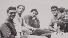 Julio Ladra, a la izquierda de la imagen, rodeado de j�venes en San Andr�s de Teixido