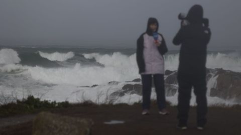 Un equipo de televisi�n, informando del temporal en el mar