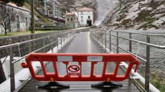 La pasarela de la cascada de O Ez�ro, en Dumbr�a, tuvo que ser cortada por la activaci�n del Plan Inungal