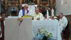 Po Garca Souto (a la derecha tras el altar) durante la misa que se ofici en la iglesia parroquial de Vilach de Salvadur