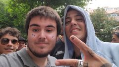 Duki posa con Xavi Vargas, el aficionado que le regal� la prenda del club vigu�s.