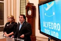 <span lang= es-es >Diez mil euros en pines y pegatinas</span>. El alcalde y la concejala de Turismo presentaron ayer una campa�a de m�rketing para promocionar el aeropuerto en su �rea de influencia con el reparto de material de propaganda, incluyendo pines, pegatinas y carteles, en el comercio local.