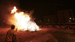 Una hoguera de San Juan en el barrio de Montir�n en el a�o 2017