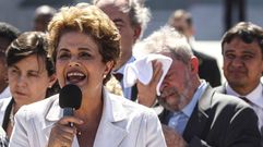Delante de Lula, Dilma se dirige a sus seguidores tras abandonar la residencia oficial de Planalto (en Brasilia)