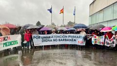 Vecinos y representantes p�blicos de la comarca se concentraron delante de la sede de la conseller�a