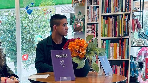 Andrés Pavón en la librería Entrelibros en la presentación de su poemario