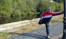 Campos, estirando en el �rea recreativa de A Magdalena tras un entrenamiento en Vilalba. 