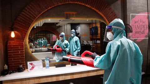 Desinfección de un salón de belleza en Nueva Delhi