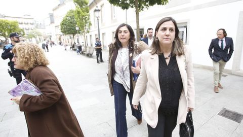 Elena Candia y Mar�a Reigosa, adem�s de otros concejales del PP, saliendo por la parte trasera del consistorio tras el pleno