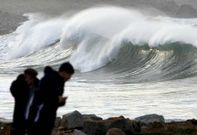 Tambi�n contra la costa de Burela golpearon ayer enormes olas.