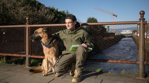 Nicol�s Lamarque junto a su inseparable Leia portando consigo los documentos de su plan de empresa.