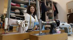 Roc�o V�zquez muestra en la tienda que abri� en Ordes y decor� con armarios reciclados por ella misma, Obradoiro de Costura Roxi�as (en la r�a Lagartos), las m�quinas de coser que tiene a la venta. Cuenta que los t�cnicos que se ocupan de su puesta a punto dicen que cada vez quedan menos costureras ni m�quinas que  arreglar. �� unha m�goa, esta � unha profesi�n escrava, pero moi necesaria�, afirma. 
