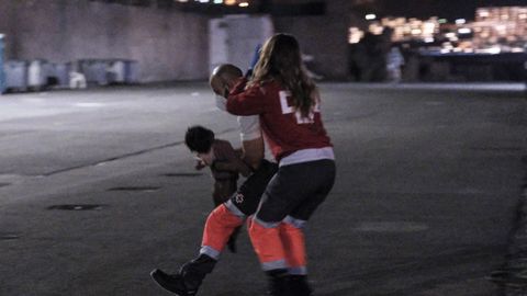 Dos voluntarios de Cruz Roja reanimaron a la peque�a Nabody cuando lleg� en parada card�aca al muelle de Arguinegu�n (Gran Canaria)