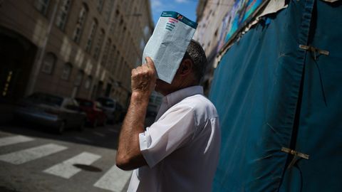 Algunos vecinos se escapaban del foco de las cmaras durante el recorrido