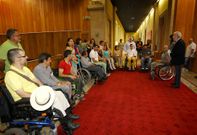 Algunos de los afectados, con Miguel Santalices, el d�a que el Parlamento aprob� la unidad. 